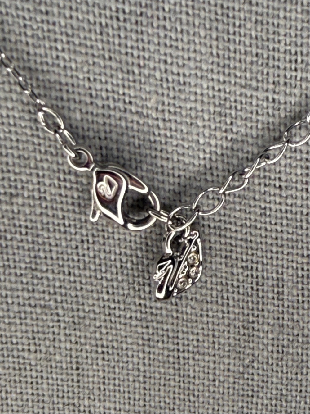 Swarovski Crystal Solitaire Pendant Necklace 16" Silver Tone Classic Sparkle - Picture 4 of 4